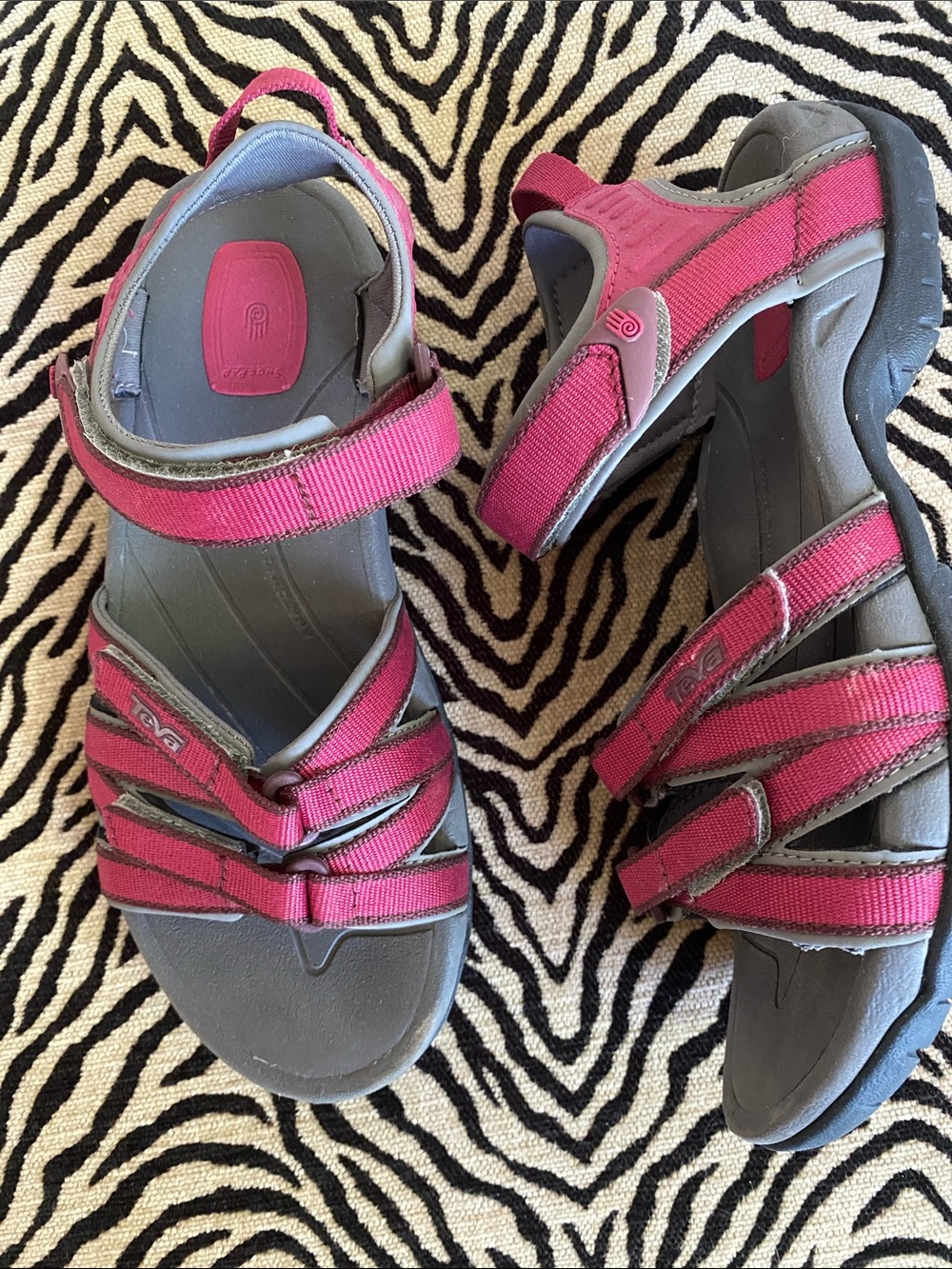 Teva worn once Women’s Raspberry Pink Strappy Outdoor Sandals 6